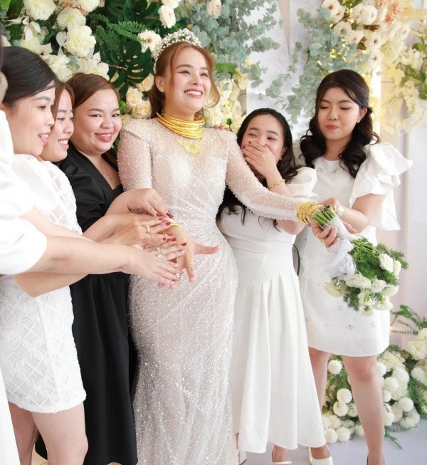 Xong đám cưới, Ngân Thảo cũng có đôi lời tâm sự trên trang cá nhân: "Đám cưới xong xuôi hết rồi, giờ ngồi nghĩ lại thì buồn quá cả nhà ơi. Mọi thứ đều rất đủ đầy trọn vẹn, hạnh phúc và ấm cúng, nhưng có một điều Thảo lại rất tiếc vì không đi vào trong được để đi chụp hình từng bàn với mọi người, những khoảnh khắc đó không lưu giữ lại được...