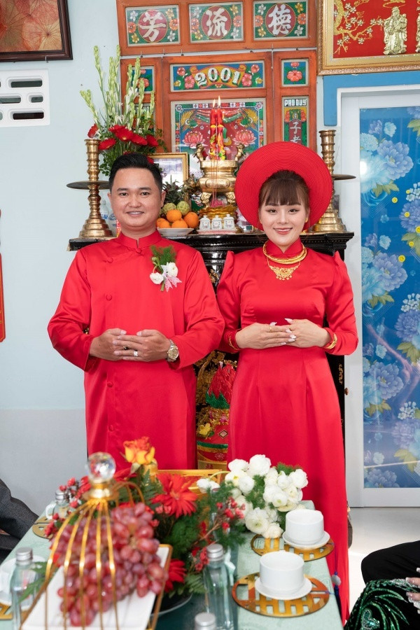 Hồi tháng 5/2021, Ngân Thảo và chồng tổ chức lễ đính hôn, nhận được sự chúc phúc từ mọi người. Khi đó, vì tình hình dịch bệnh nên buổi lễ được tổ chức đơn giản. Cô nàng cũng phải đợi người thân từ nước ngoài trở về mới làm đám cưới.