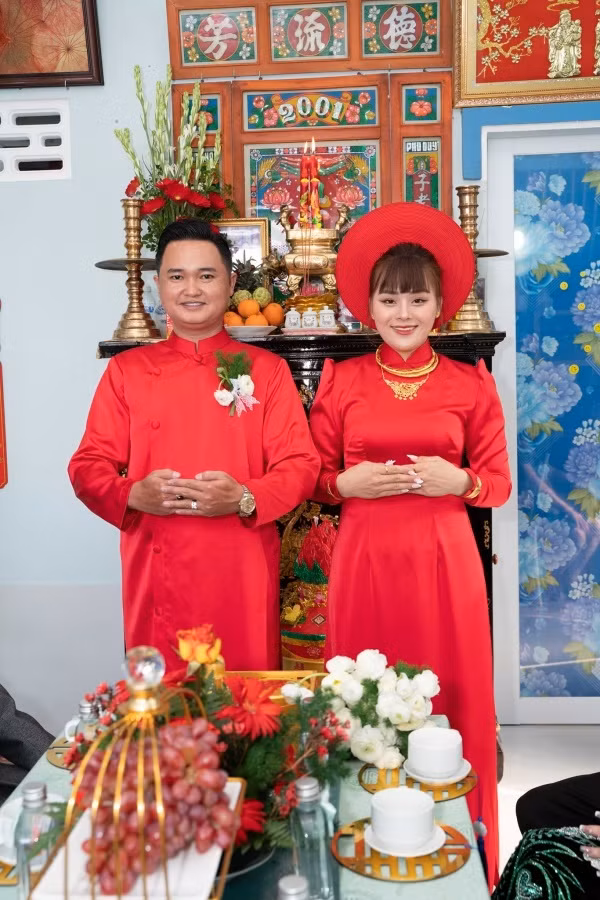 Hồi tháng 5/2021, Ngân Thảo và chồng tổ chức lễ đính hôn, nhận được sự chúc phúc từ mọi người. Khi đó, vì tình hình dịch bệnh nên buổi lễ được tổ chức đơn giản. Cô nàng cũng phải đợi người thân từ nước ngoài trở về mới làm đám cưới.