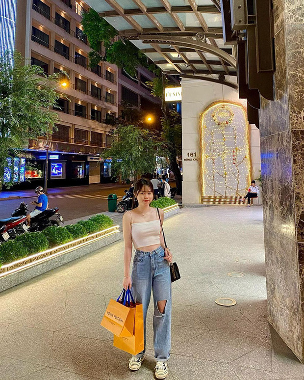 Cụm từ "trà xanh" xuất hiện từ drama tình cảm này vẫn còn đang "sốt xình xịch" và được cộng đồng mạng nhắc đến trên mọi mặt trận. Không những đăng tải những dòng trạng thái, nhiều người còn vào tận trang cá nhân của người khác để bình luận vu vơ trong đó có trường hợp của bạn gái cũ Quang Hải là Huỳnh Anh.