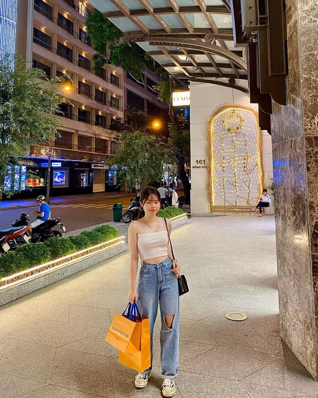 Cụm từ "trà xanh" xuất hiện từ drama tình cảm này vẫn còn đang "sốt xình xịch" và được cộng đồng mạng nhắc đến trên mọi mặt trận. Không những đăng tải những dòng trạng thái, nhiều người còn vào tận trang cá nhân của người khác để bình luận vu vơ trong đó có trường hợp của bạn gái cũ Quang Hải là Huỳnh Anh.