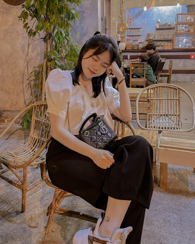 Mới đây, Huỳnh Anh vừa khoe nhẹ một bức ảnh lên Instagram, kèm caption: "Suy nghĩ xem mai ăn gì." Ngay lập tức một tài khoản mạng đã vào và để lại bình luận: "Ăn trà xanh chị ơi".