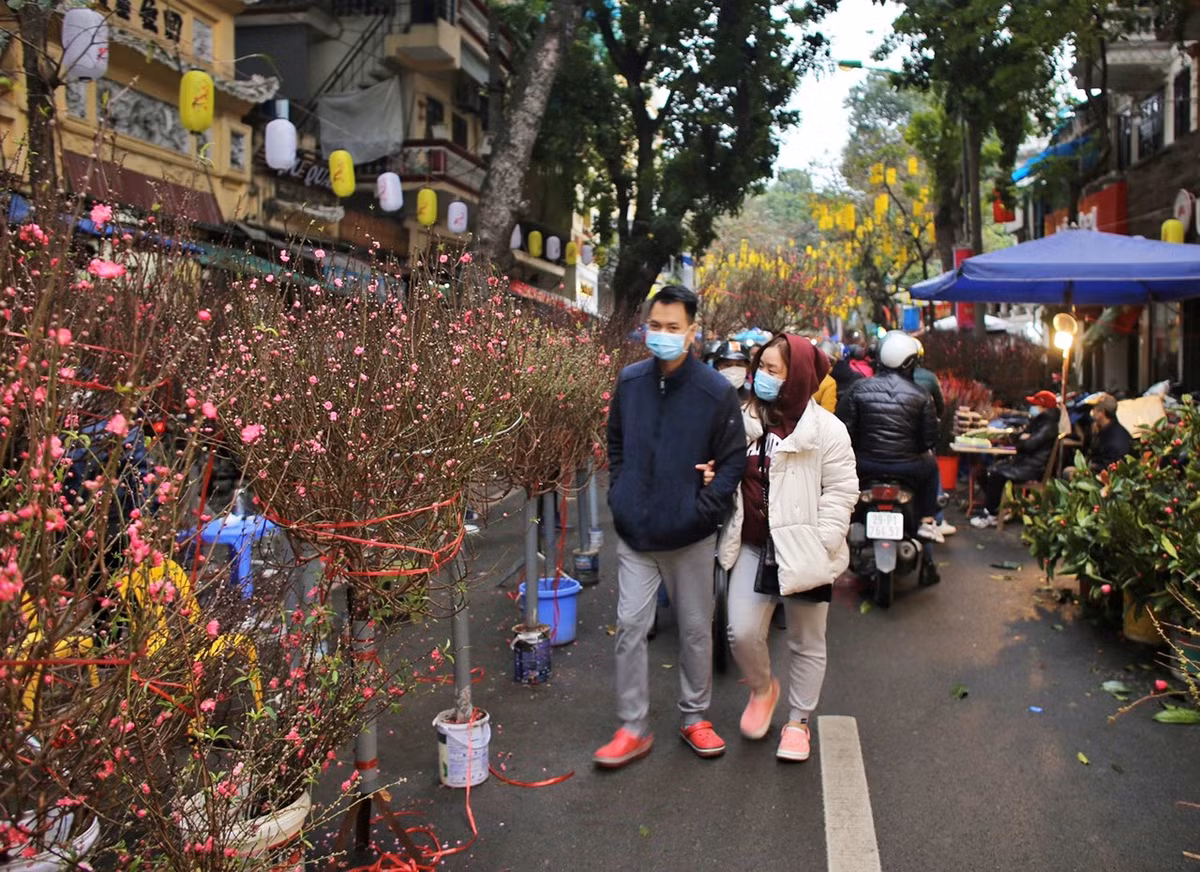 Lãnh đạo quận Hoàn Kiếm cho biết, các đơn vị chức năng đã tổ chức ký cam kết thực hiện công tác phòng, chống dịch COVID-19 với các hộ kinh doanh/gian hàng trong chợ. Đồng thời, tổ chức xét nghiệm sàng lọc theo hướng dẫn của Bộ Y tế đối với các hộ kinh doanh trong khu vực chợ.