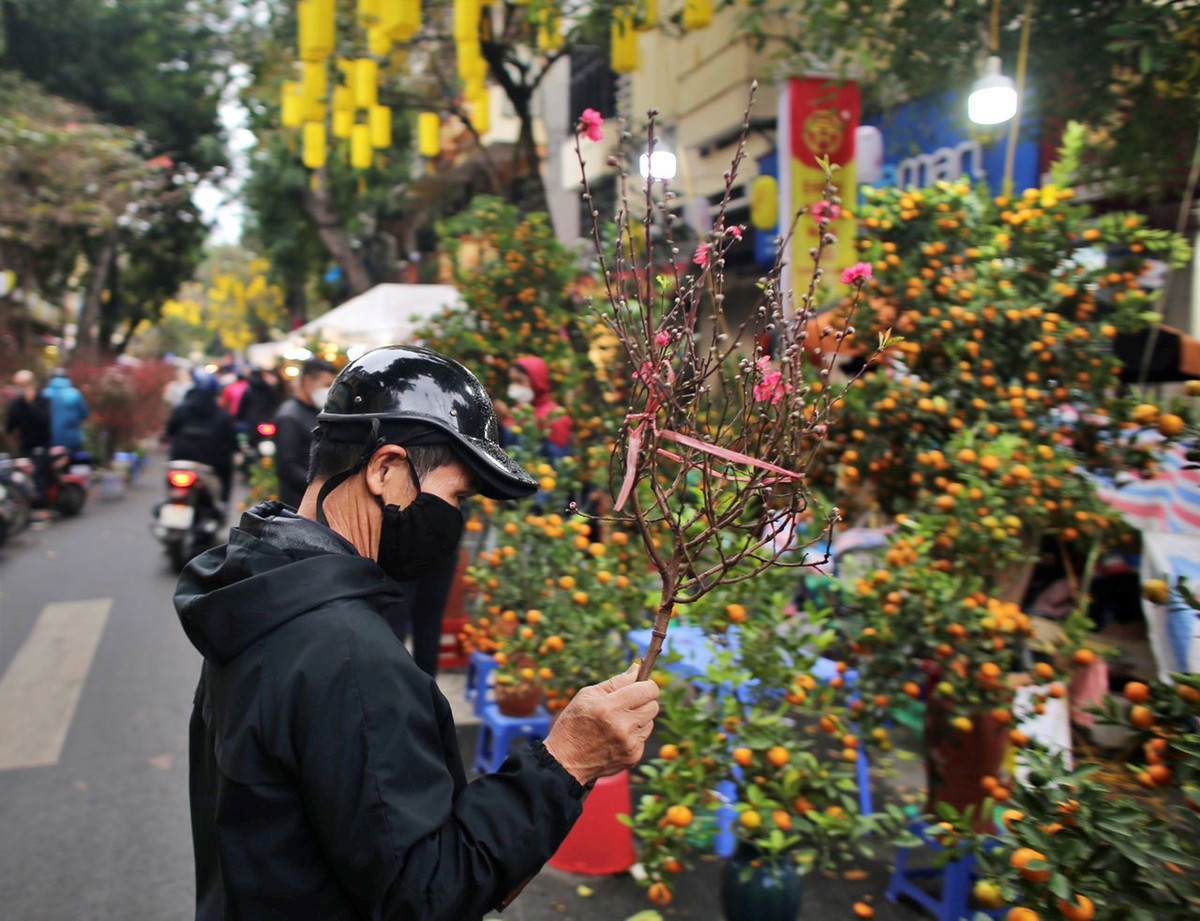 Đồng thời quảng bá, giới thiệu với khách du lịch về Tết Nguyên đán cổ truyền, trưng bày và giới thiệu các sản phẩm truyền thống… và góp phần phục hồi, phát triển kinh tế, thích ứng an toàn, linh hoạt, kiểm soát hiệu quả dịch COVID-19". Vị Phó Chủ tịch UBND quận Hoàn Kiếm cho biết thêm.