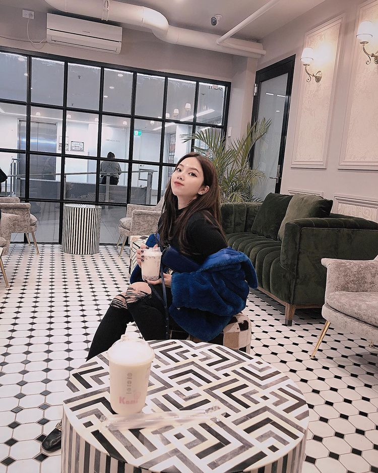 Dù không có bộ sưu tập siêu xe như bạn trai nhưng Đoàn Thảo Nhi cũng khiến dân mạng trầm trồ khi chỉ 21 tuổi đã sở hữu siêu xe Porsche Panamera trị giá nhiều tỷ đồng.