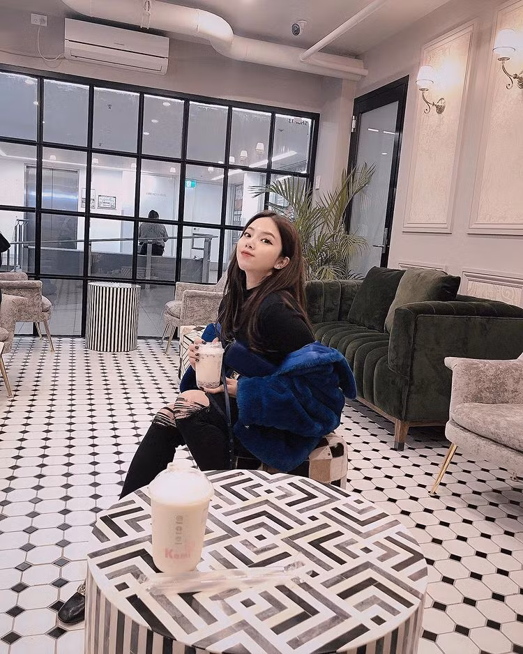 Dù không có bộ sưu tập siêu xe như bạn trai nhưng Đoàn Thảo Nhi cũng khiến dân mạng trầm trồ khi chỉ 21 tuổi đã sở hữu siêu xe Porsche Panamera trị giá nhiều tỷ đồng.