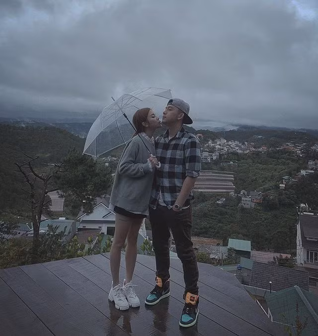 Theo tìm hiểu, bạn gái CEO Tống Đông Khuê tên đầy đủ là Đoàn Thảo Nhi. Thông tin về cô nàng rất hiếm, chỉ biết là hiện tại cô nắm giữ chức giám đốc và điều hành một doanh nghiệp.