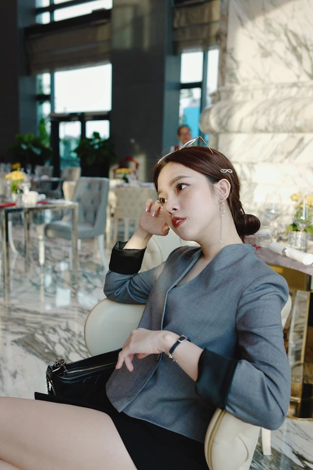 Tuy nhiên, ít lâu sau đó Thảo Nhi đã đăng story đính chính. Theo đó, chiếc xe là do cô nàng tự mua. Tống Đông Khuê chỉ là không thích dòng xe này nhưng vì bạn gái thích nên mới có câu: "Em vui là được".