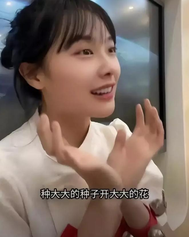 Bên cạnh những ý kiến chỉ trích cô gái lạm dụng fitter thì cũng có người cho rằng bức ảnh mặt mộc của cô đã bị anti-fan chỉnh sửa trước khi đăng.