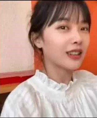 Ngoài đôi mắt một mí, nhan sắc cô gái cũng không khác quá nhiều so với khi có lớp make-up.