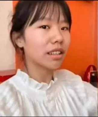 Thế nhưng mới đây, cộng động mạng Trung Quốc lại “rần rần” chia sẻ bức ảnh mặt mộc của cô gái này.