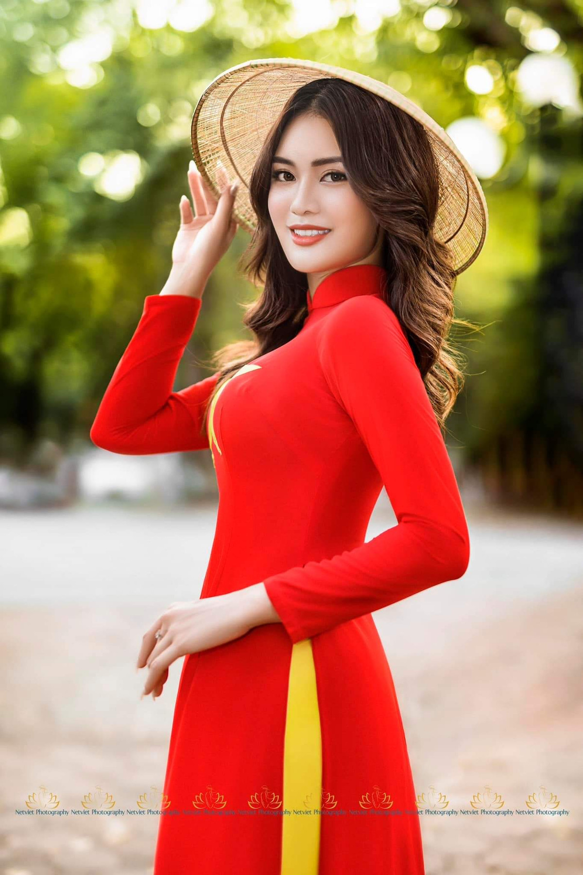 Với số đo ba vòng 84-63-91(cm), Thanh Nhật có đường cong đầy mê hoặc.