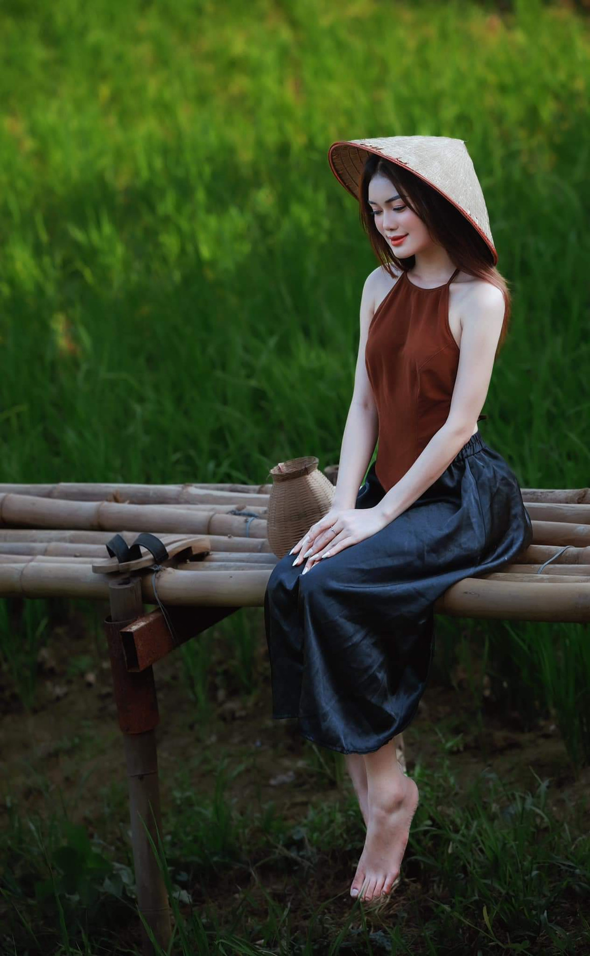 Trần Thị Thanh Nhật (sinh năm 2002, quê Thái Bình) được biết đến với danh xưng "hot girl quê lúa". Cô nàng sở hữu chiều cao ấn tượng (1m71) với đôi chân dài miên man.