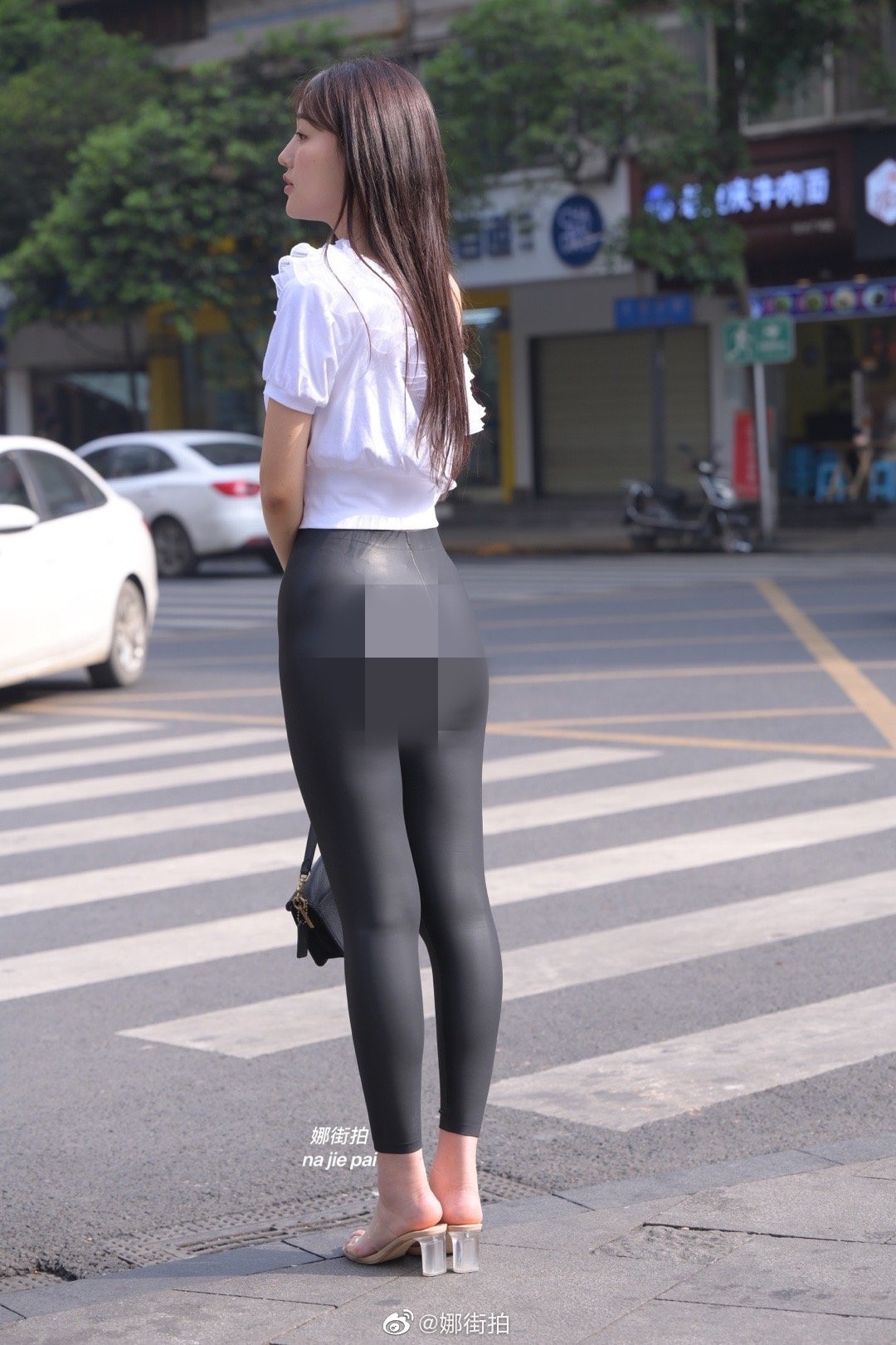 Nếu không khéo léo trong cách diện đồ, quần da sẽ khiến bạn trở thành “thảm họa” bởi cách ăn mặc hở hang.