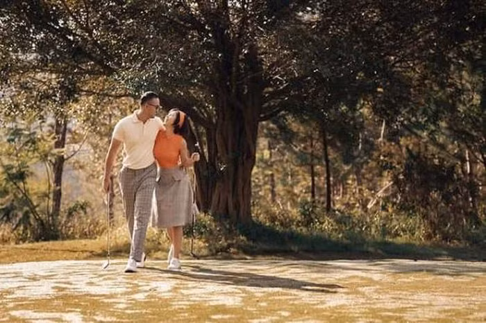 Bạn trai của MC Thu Hoài ngoài khả năng chơi golf cực giỏi, từng du học Mỹ, anh hiện đang là giám đốc điều hành một một học viện golf lớn tại Hà Nội.