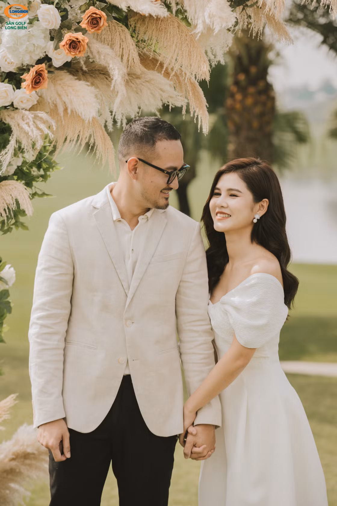 Được biết, sân golf là nơi đặc biệt với cả Thu Hoài và Hoàng Nam. Chính bởi vậy, họ đã chọn địa điểm này làm địa điểm làm hôn sự của mình.