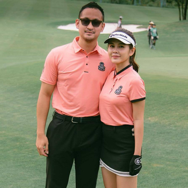 Sau khi công khai chuyện tình yêu "đi nhầm sân golf", Thu Hoài và Hoàng Nam liên tục đăng tải những hình ảnh hết sức lãng mạn, tình tứ khiến cư dân mạng chỉ biết ghen tị mà thôi.