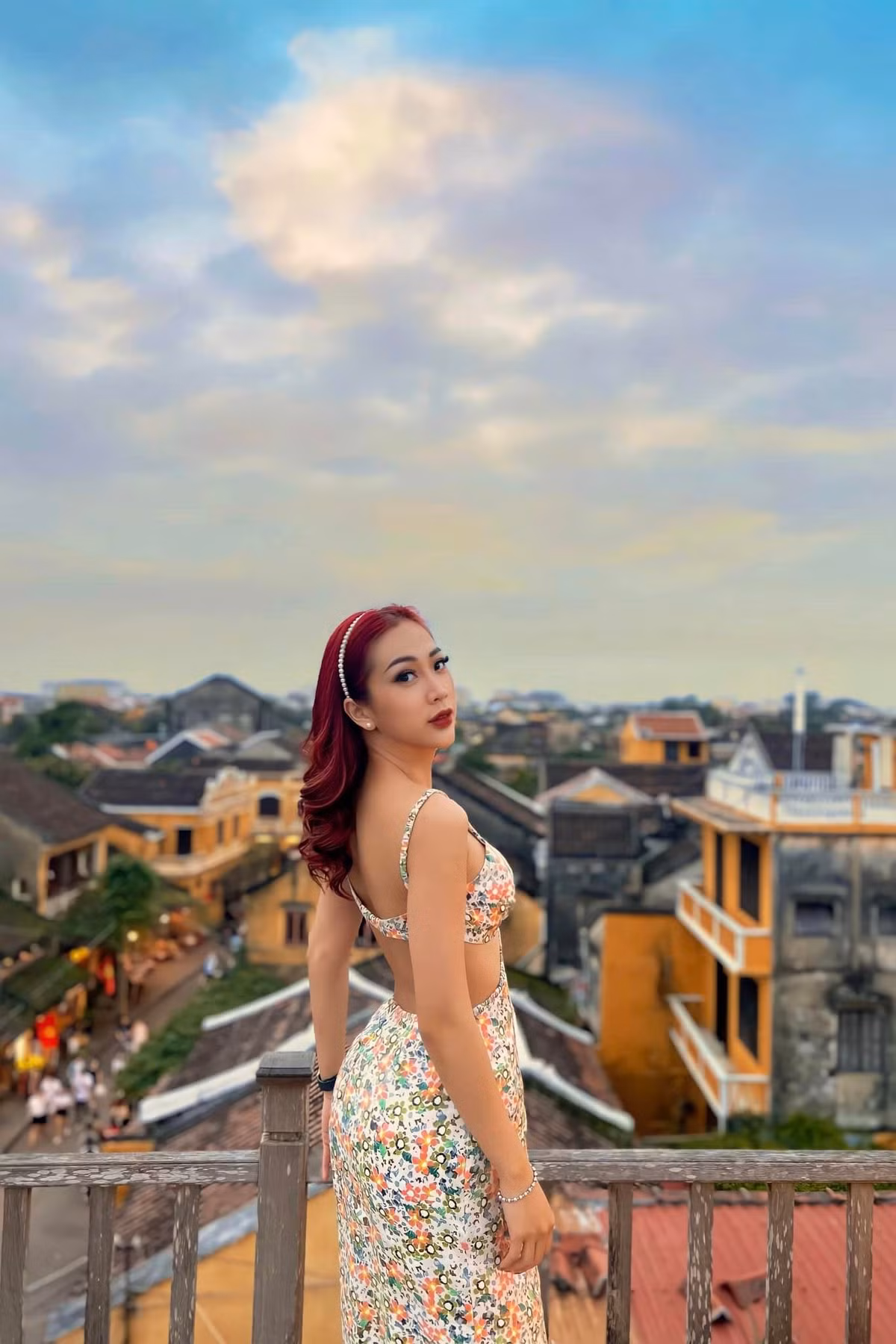 Không chỉ có hình thể săn chắc nói chung mà các hot girl hàng không còn sở hữu vòng eo con kiến, vòng hông nở nang.