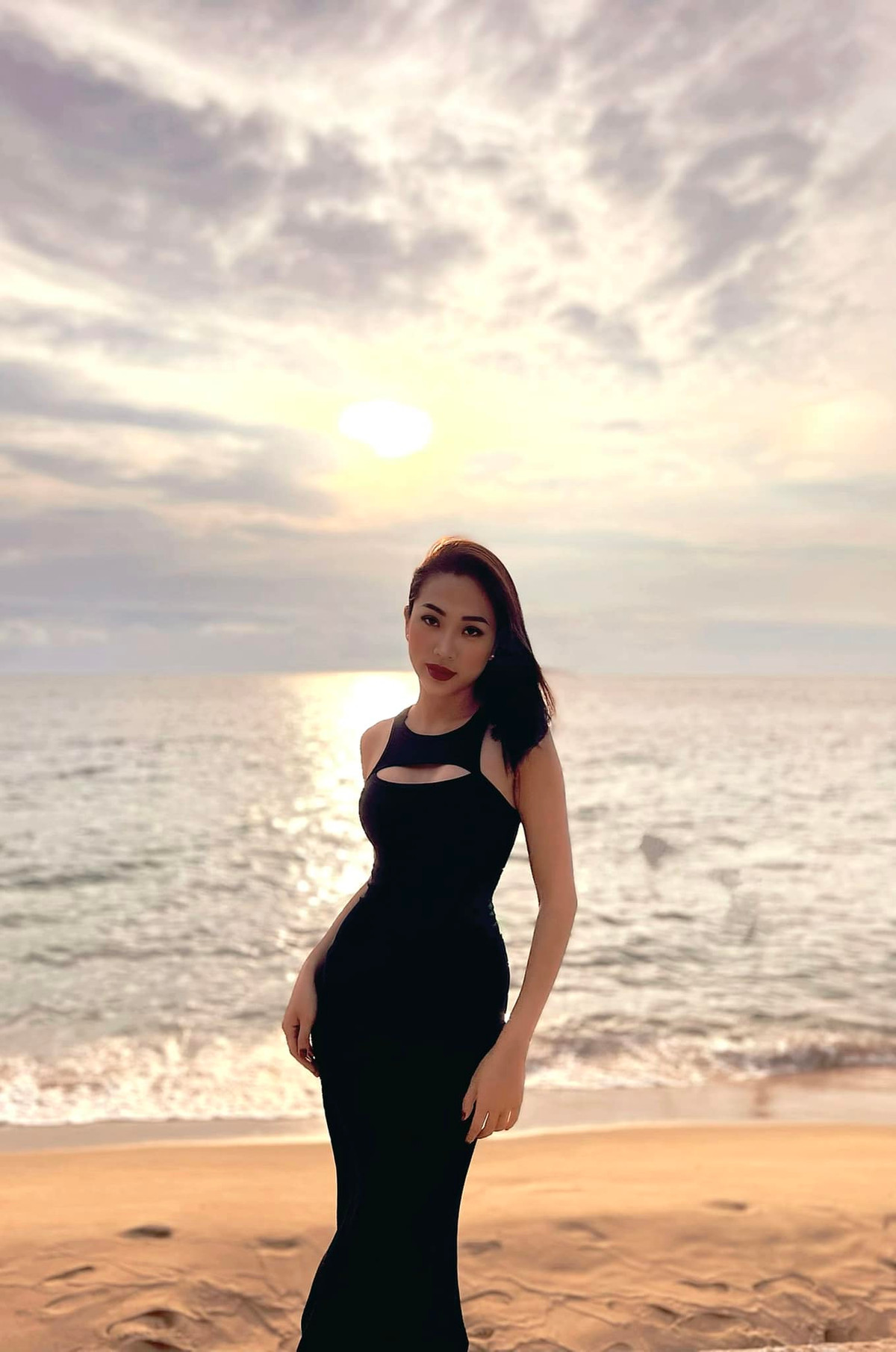 Vòng ba có nhiều dáng khác nhau như chữ A, chữ O hay chữ H... Phụ nữ thường gặp phải các vấn đề như vòng ba chảy xệ, lõm hai bên hông hoặc vòng ba phẳng. Ngoài phương pháp can thiệp thẩm mỹ để rút ngắn thời gian, tập luyện luôn là lựa chọn an toàn và mang hiệu quả lâu dài nhiều người lựa chọn.