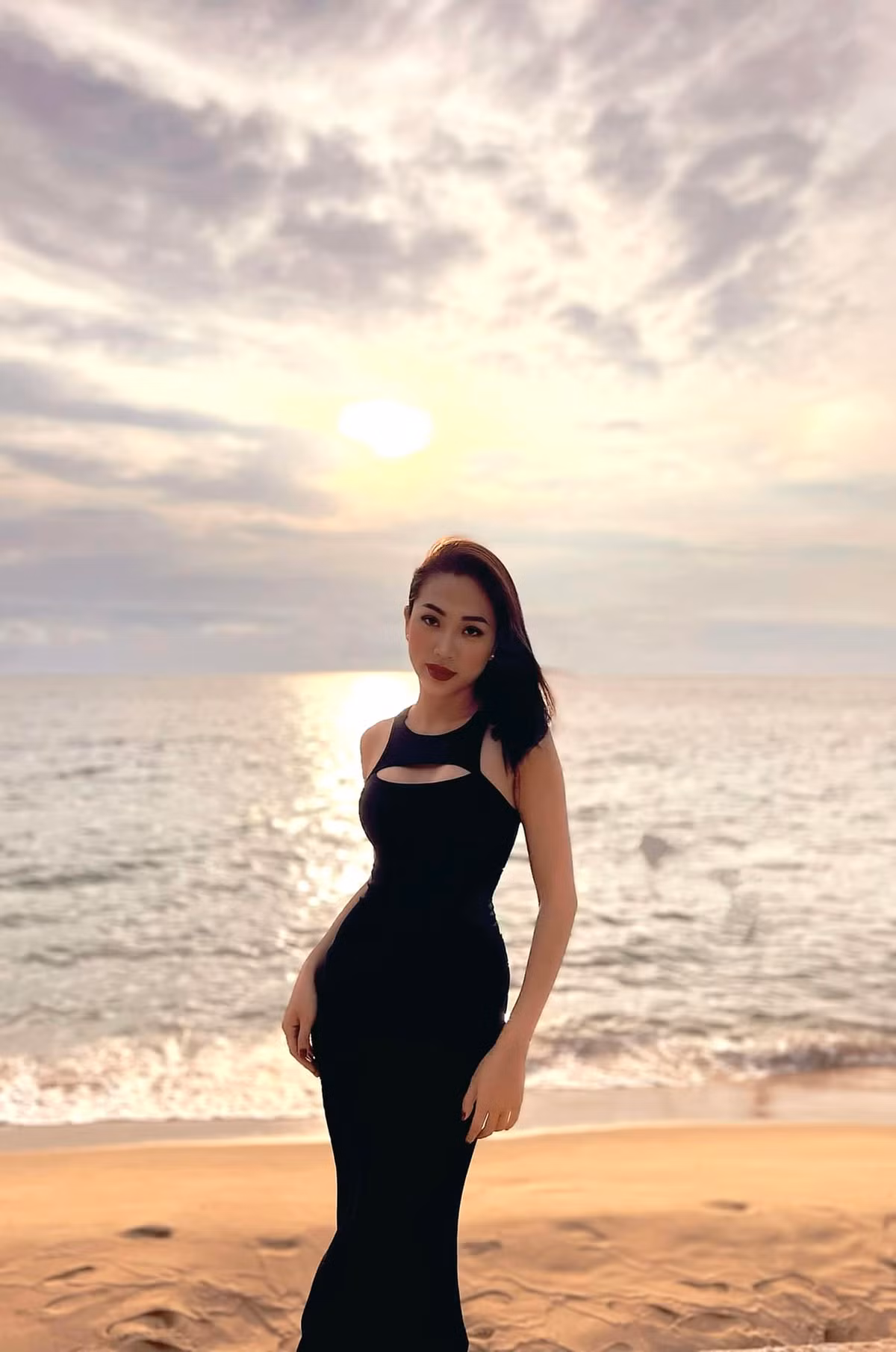 Vòng ba có nhiều dáng khác nhau như chữ A, chữ O hay chữ H... Phụ nữ thường gặp phải các vấn đề như vòng ba chảy xệ, lõm hai bên hông hoặc vòng ba phẳng. Ngoài phương pháp can thiệp thẩm mỹ để rút ngắn thời gian, tập luyện luôn là lựa chọn an toàn và mang hiệu quả lâu dài nhiều người lựa chọn.