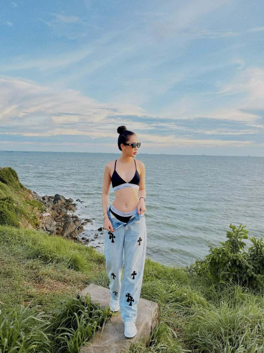 Trong loạt hình mặc đồ bơi 2 mảnh, khoe dáng tại bờ biển, Lương Tường Vi nhận được lời khen thân hình quyến rũ.