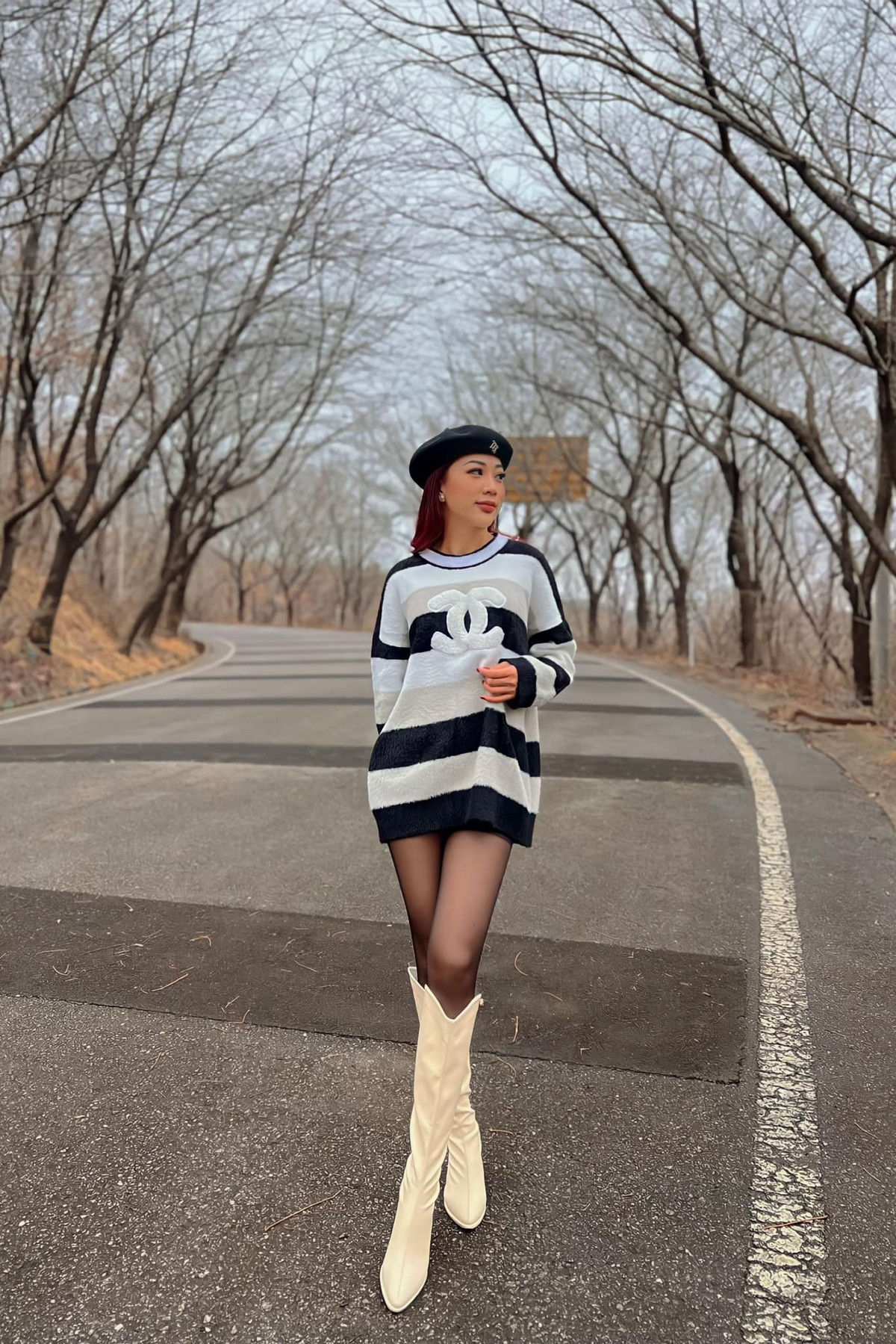 Tường Vi có phong cách thời trang trẻ trung, quyến rũ.