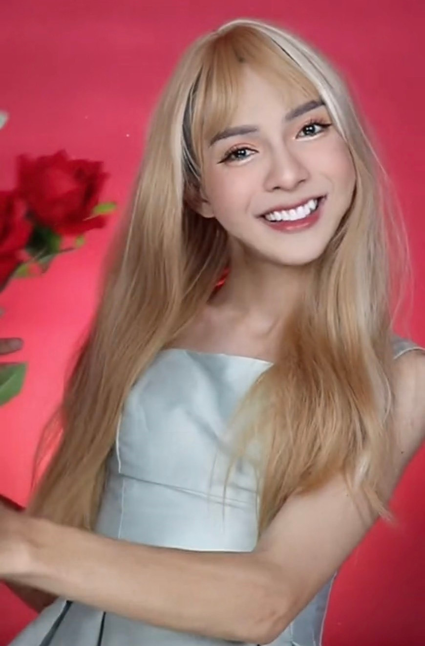 Tại đây, TikToker người Trà Vinh chiêu đãi nhiều hình ảnh khác nhau của bản thân, từ khi gương mặt còn đang make up dang dở đến khi biến hình thành style trong veo hay sắc sảo, thậm chí mặt nhem nhuốc.