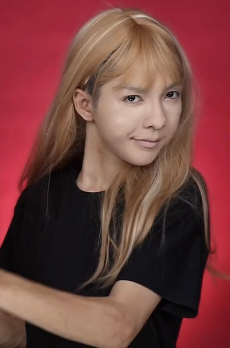 Cụ thể, Võ Thành Ý đã thành công "đu trend" biến hóa nhiều layout trang điểm đang phổ biến trên TikTok Việt Nam.