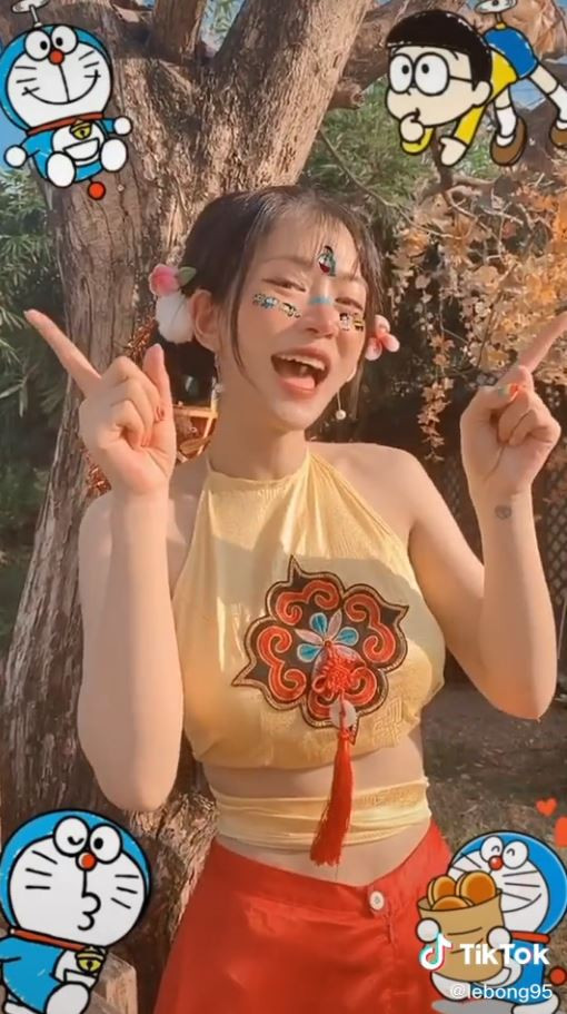 Điều này cũng từng khiến Lê Bống nhận về nhiều "gạch đá" khi cô nàng 5 lần 7 lượt quay clip uốn lưỡi khoe khuyên táo bạo.