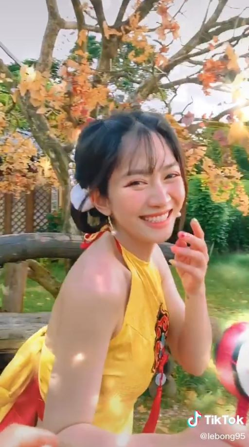 Thời điểm đó, Lê Bống được nhiều người biết đến là một hot girl thị phi khi liên tục thực hiện những bộ ảnh "thiếu vải" cùng tạo dáng táo bạo ở mọi nơi.