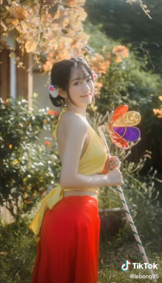 . Và ở bộ ảnh hóa chị Hằng cũng vậy, Lê Bống dù ghi điểm bởi nhan sắc xinh đẹp, thân hình chuẩn nhưng cách ăn mặc có phần thiếu tế nhị lại gây nhiều phản cảm.