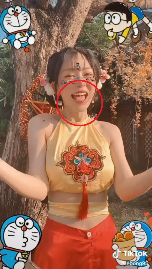 Đáng chú ý là việc Lê Bống diện một bộ trang phục có phần nền nã nhưng lại quay clip để lộ chiếc khuyên gắn ở lưỡi.