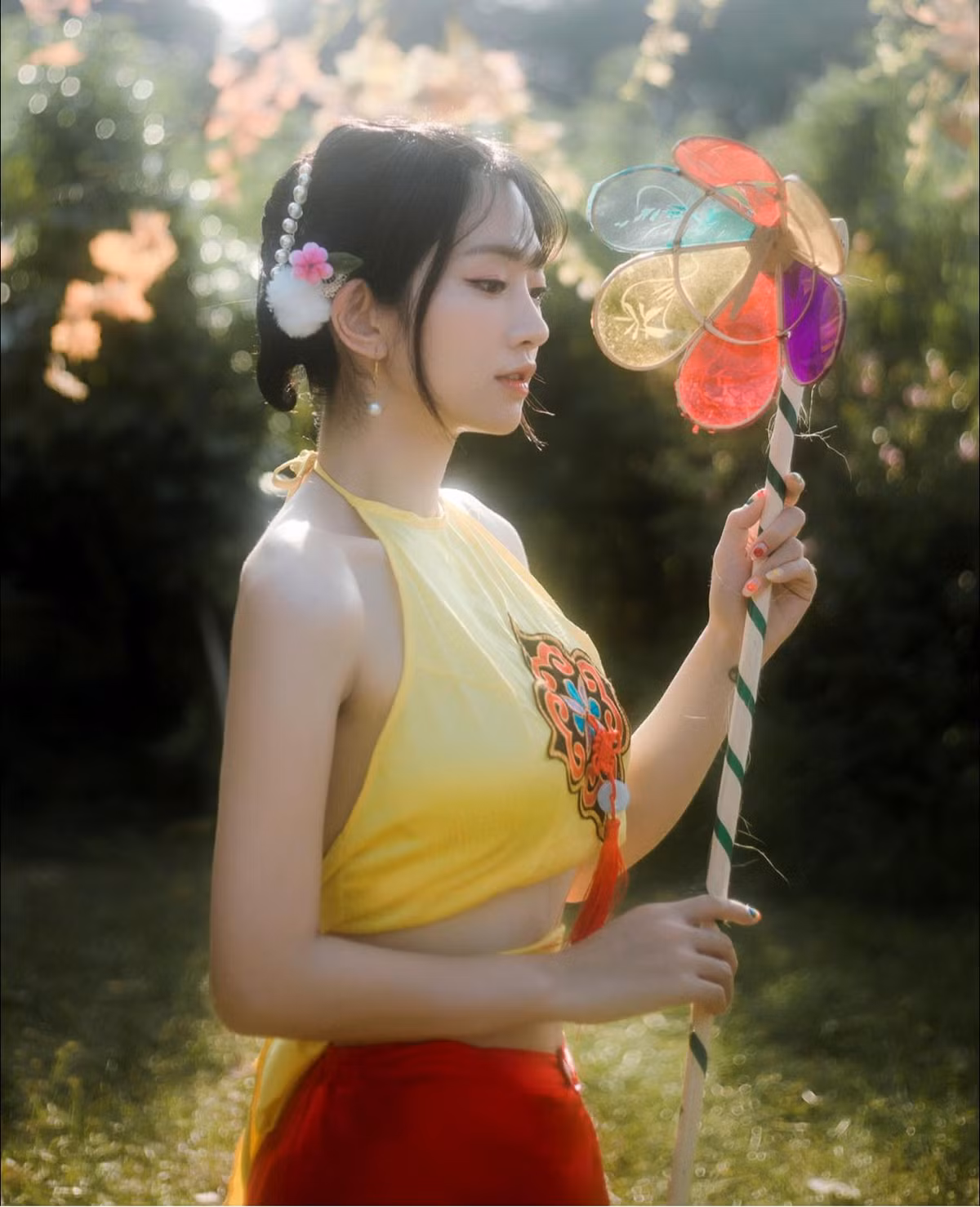 Mới đây trên trang cá nhân, hot TikToker Lê Bống diện áo yếm khoe eo thon, ngực chuẩn. Tuy nhiên, nhiều người phát hiện, những bức ảnh này là của vài năm trước.