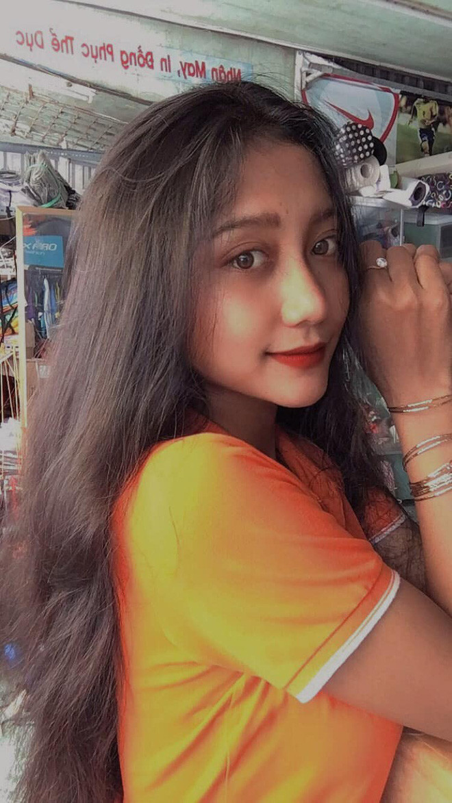 Với gương mặt xinh đẹp và chiều cao 1m63, thỉnh thoảng hot girl mạng này cũng đi làm mẫu trang điểm, chụp ảnh cho các shop quần áo.