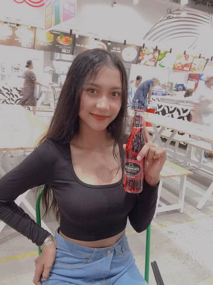 Ngoài những trang phục bình thường đầy quyến rũ, Kim Nương thường khoe ảnh trang phục truyền thống của người Khmer trên trang cá nhân.