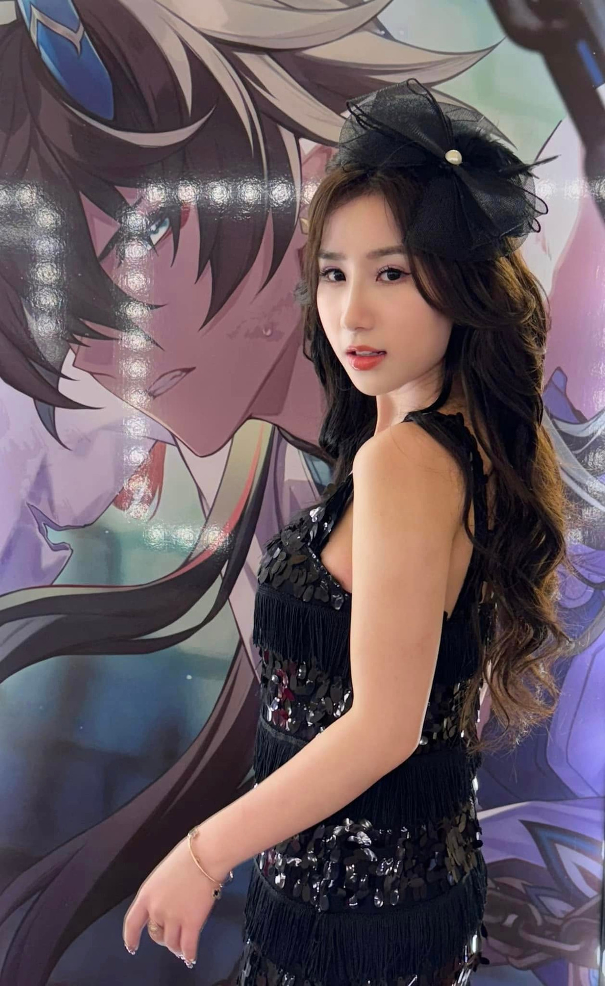 Chưa hết, Tiểu Hý còn nhắc thẳng tên kênh C.B - kênh TikTok sở hữu hàng triệu người theo dõi. Tài khoản này được biết đến và nổi lên với những video "bóc phốt" những người nổi tiếng, nghệ sĩ, TikToker.