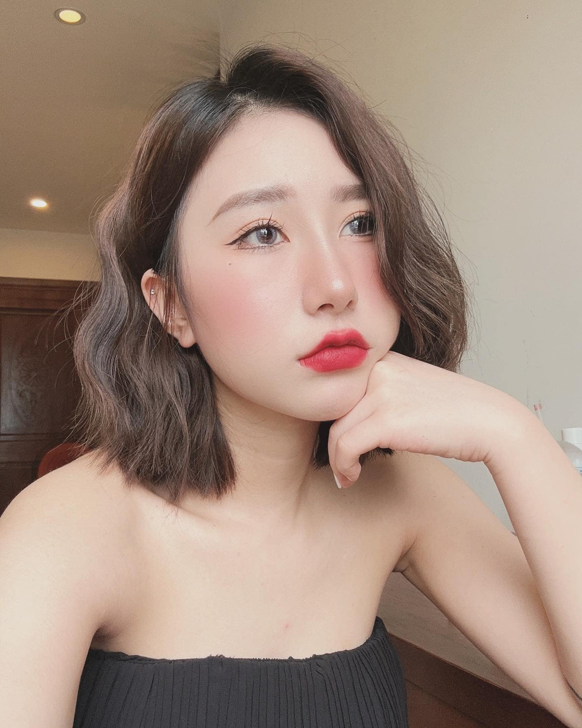 Nữ TikToker để tóc ngắn ngang vai, ngoại hình nhỏ con khác xa với hình ảnh lúc mới nổi. Tại đây, Tiểu Hý không ngại chia sẻ về quá khứ với nhiều lùm xùm.