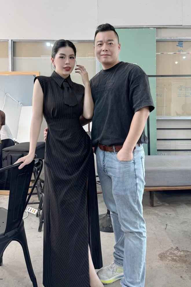 Sau khi ly hôn, cuộc sống của Hằng Du Mục vẫn chưa thể yên ổn được ngay. Bởi Tôn Bằng nhiều lần nói xấu vợ cũ, công khai cạnh tranh kinh doanh với cô. Thậm chí, người đàn ông này còn đập cửa xông vào nhà riêng, xé giấy tờ...