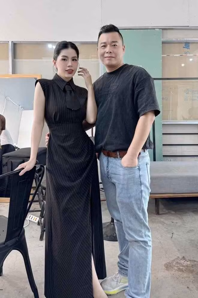 Sau khi ly hôn, cuộc sống của Hằng Du Mục vẫn chưa thể yên ổn được ngay. Bởi Tôn Bằng nhiều lần nói xấu vợ cũ, công khai cạnh tranh kinh doanh với cô. Thậm chí, người đàn ông này còn đập cửa xông vào nhà riêng, xé giấy tờ...