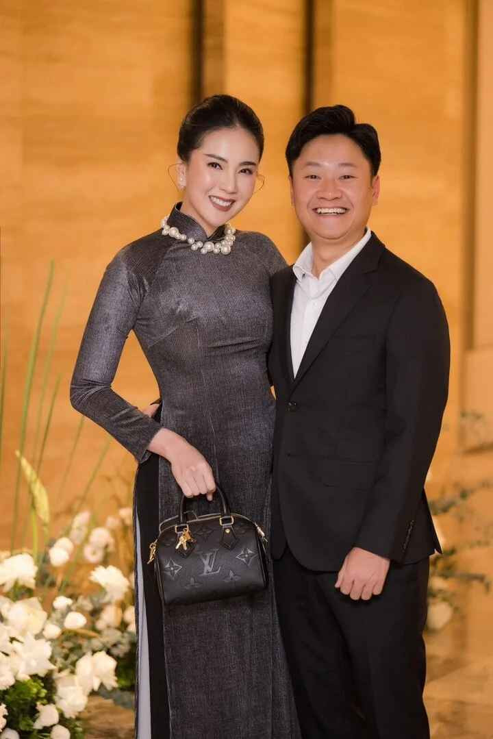 Sau khi ly hôn, cả hai cũng nhanh chóng có tình mới. Cụ thể, chồng cũ MC Mai Ngọc bị soi ra hẹn hò với hot girl Nga Anh (SN 1995) - em gái Kiều Ly Phạm (bà chủ nức tiếng Hà thành). Trong khi đó, MC Mai Ngọc cũng đã có tình mới, song cô nàng vẫn giấu kín danh tiếng người đặc biệt này.