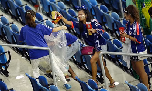 Hình ảnh quen thuộc của các CĐV Nhật Bản nhặt rác sau mỗi trận đấu.