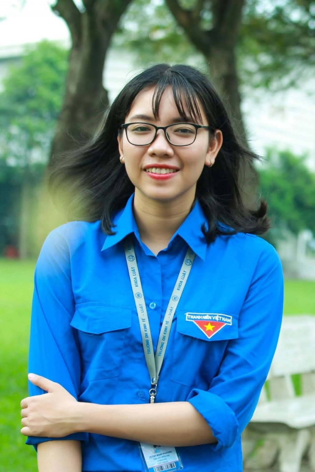 Không ít người bày tỏ dù xem qua sóng truyền hình nhưng vẫn cảm nhận được năng lượng tuổi trẻ nhiệt huyết của Mạnh Phương. Cùng với đó, visual khi lên hình của cô bạn cũng được cộng đồng mạng chia sẻ rầm rộ trên MXH vì “cực phẩm” không kém.