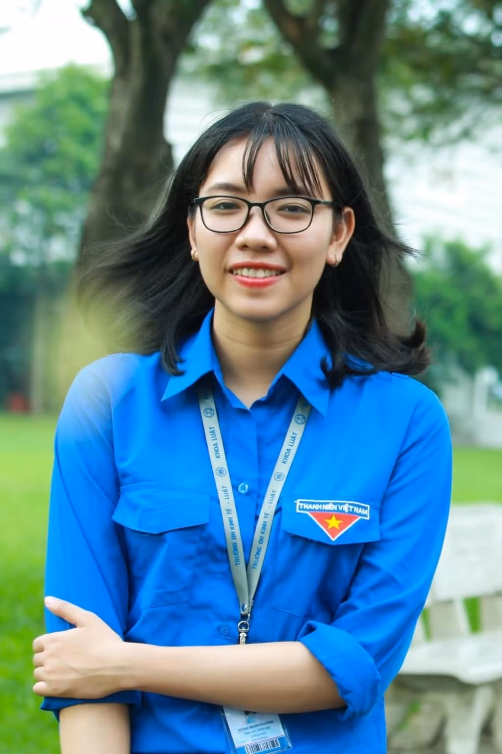 Không ít người bày tỏ dù xem qua sóng truyền hình nhưng vẫn cảm nhận được năng lượng tuổi trẻ nhiệt huyết của Mạnh Phương. Cùng với đó, visual khi lên hình của cô bạn cũng được cộng đồng mạng chia sẻ rầm rộ trên MXH vì “cực phẩm” không kém.