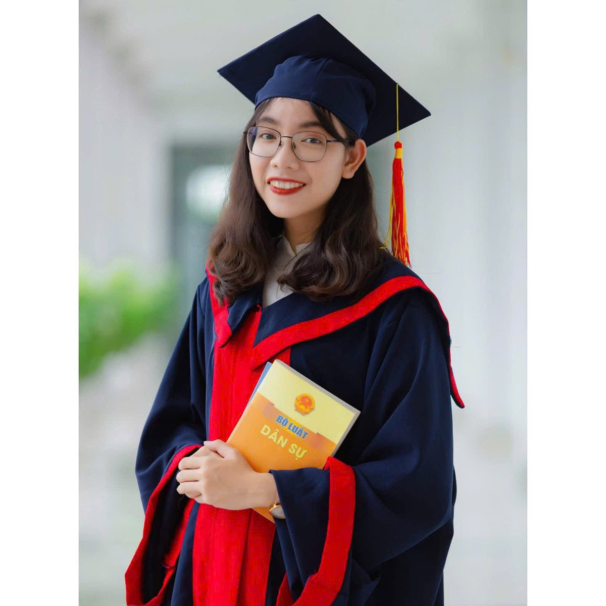 Ngoài những thành tích học tập và hoạt động Đoàn năng nổ, Huỳnh Mạnh Phương còn nhận nhiều lời khen bởi ngoại hình xinh đẹp, tươi tắn.