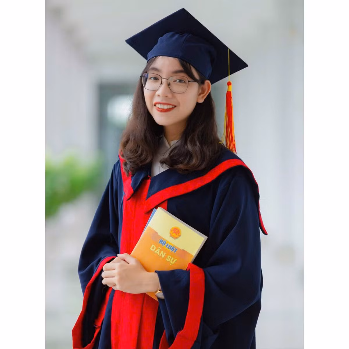 Ngoài những thành tích học tập và hoạt động Đoàn năng nổ, Huỳnh Mạnh Phương còn nhận nhiều lời khen bởi ngoại hình xinh đẹp, tươi tắn.