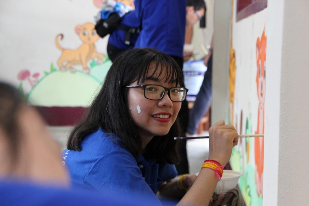 Huỳnh Mạnh Phương khá kín tiếng trên MXH. Được biết, nữ Ủy viên BCH Đoàn xinh đẹp cũng đã có gia đình riêng, ông xã cùng hoạt động Đoàn khiến nhiều người ngưỡng mộ.