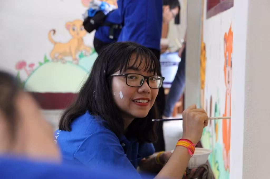 Huỳnh Mạnh Phương khá kín tiếng trên MXH. Được biết, nữ Ủy viên BCH Đoàn xinh đẹp cũng đã có gia đình riêng, ông xã cùng hoạt động Đoàn khiến nhiều người ngưỡng mộ.