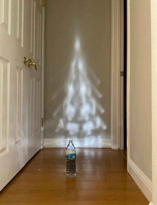 Nếu muốn cây thông của mình lung linh, nhiều sắc màu hơn thì hãy dùng sticker hoặc hiệu ứng blink để trang trí.