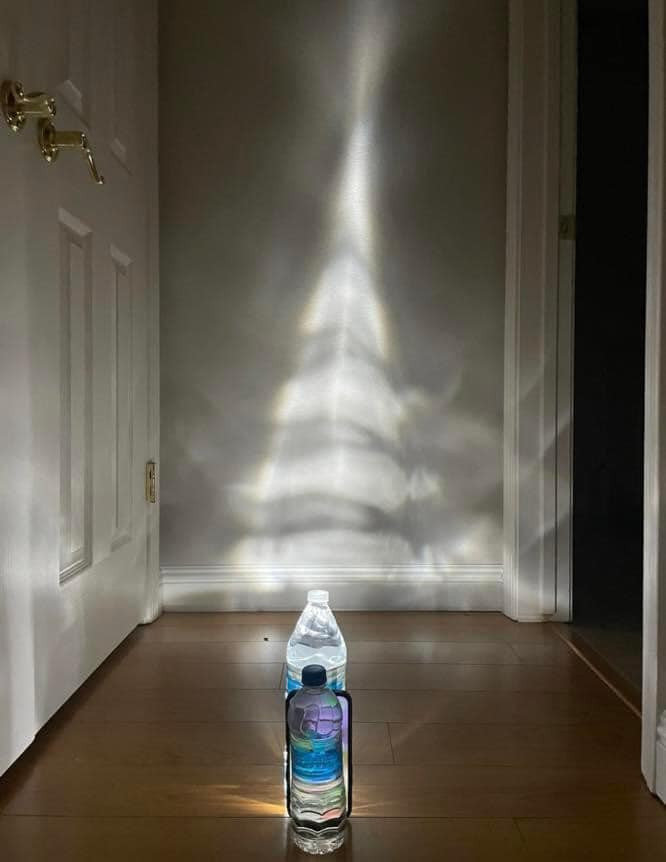 Không ai nghĩ chỉ với một chai nước là có ảnh X'mas “sống ảo” cực xinh mà không cần đi đâu xa.