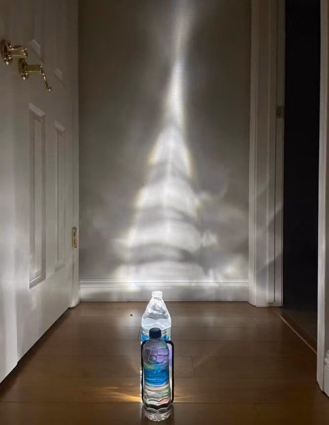 Không ai nghĩ chỉ với một chai nước là có ảnh X'mas “sống ảo” cực xinh mà không cần đi đâu xa.